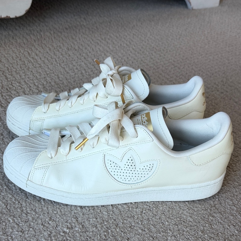 Adidas women’s La Marque Off-White Sneakers with Gold Details. Size 11